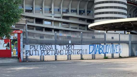 FOTO - Lo striscione della Curva Nord per Diabolik: "Diablo vive"