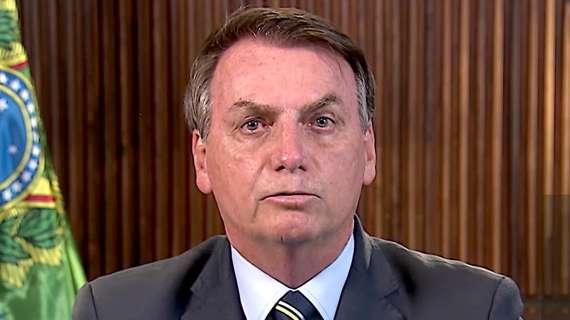 Il presidente del Brasile Bolsonaro respinto allo stadio: "Niente vaccino, niente partita"