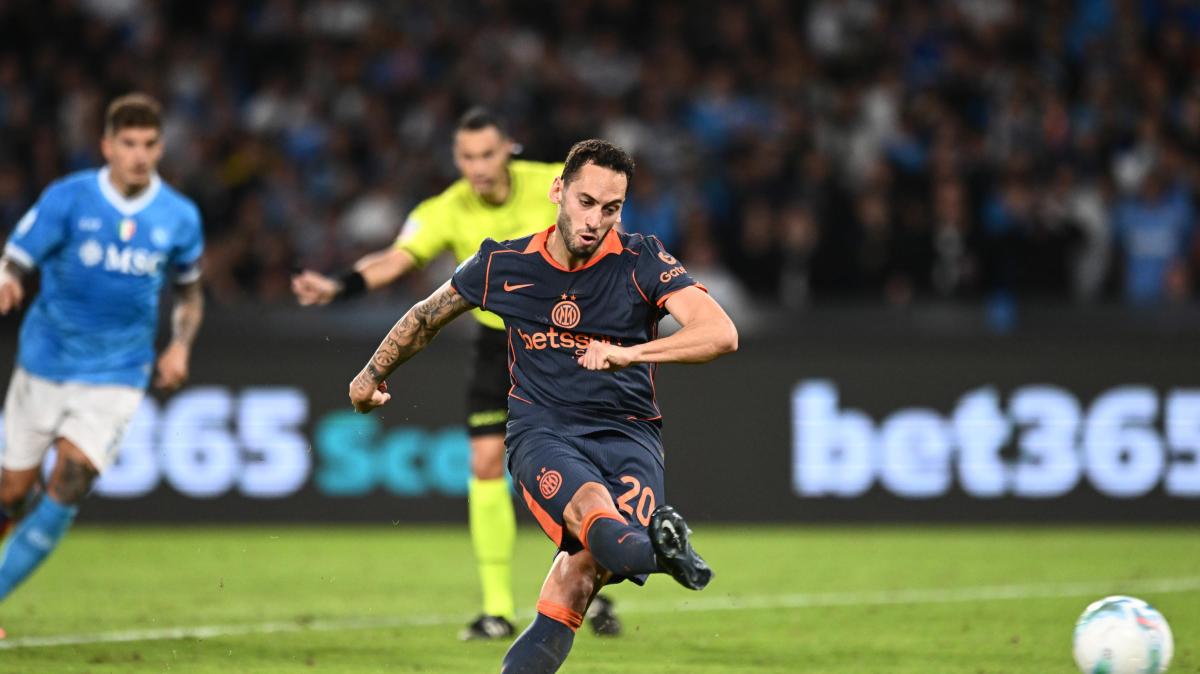 Le pagelle di Calhanoglu - Uno dei pochi a cercare la porta, crea più di un grattacapo al Napoli