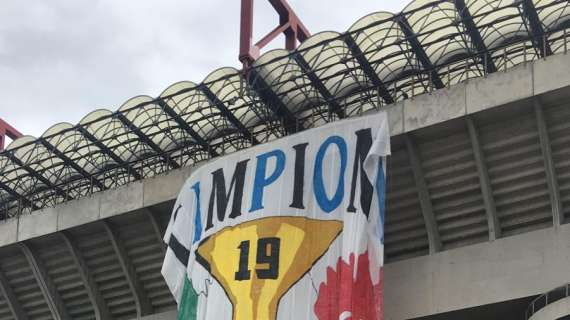 Iniziati i preparativi per la festa di domani: esposto un mega striscione a San Siro