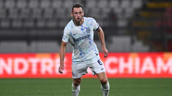 Stefan de Vrij sostituirà Acerbi. Questa l'idea di Chivu 