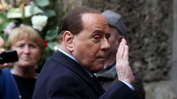 Berlusconi risponde alle critiche: "La mia una battuta da spogliatoio. Compiango chi critica"