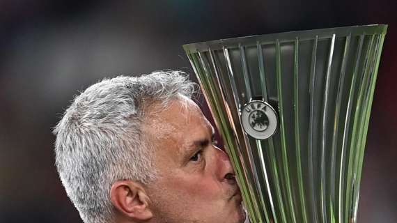 Vittoria Conference League, Mourinho riceve il premio Quinas de Ouro: "Odio perdere"