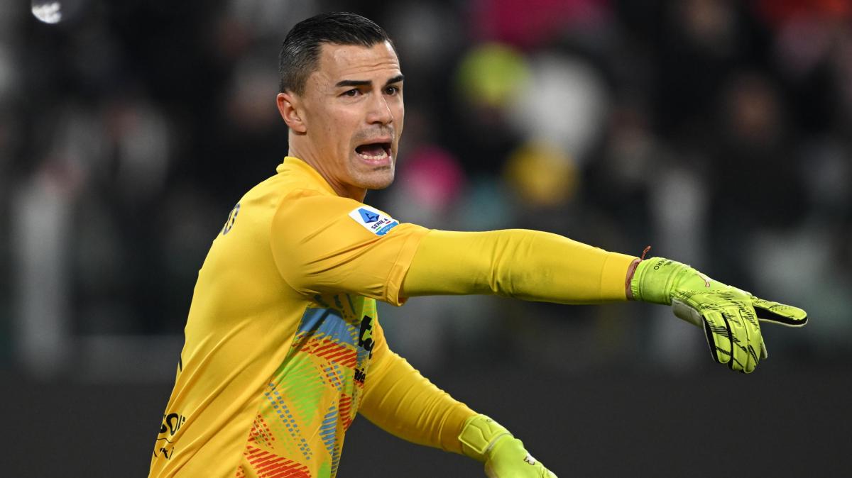 Petardo dal settore ospiti su Audero, per fortuna il portiere della Cremonese può continuare