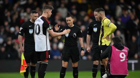 Prima donna arbitro in Premier League, cori di scherno dai tifosi del Fulham