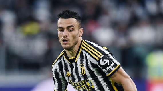 Mourinho abbraccia Kostic, il serbo arriva in prestito al Fenerbahce dalla Juventus 