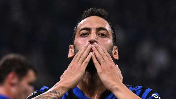 L'Inter la sblocca sul finale di frazione, Calhanoglu dal dischetto non sbaglia