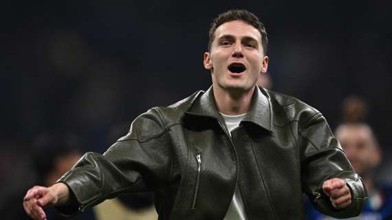 Inter, gioia sfrenata per Pavard. Benji canta "pazza Inter" all'uscita da San Siro