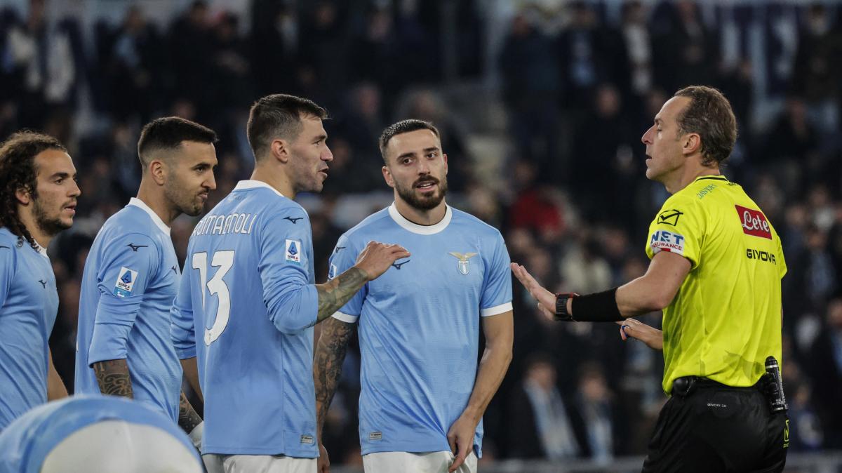 Lazio, Sarri: "Arbitri? Situazione chiara ma se parlo mi squalificano"