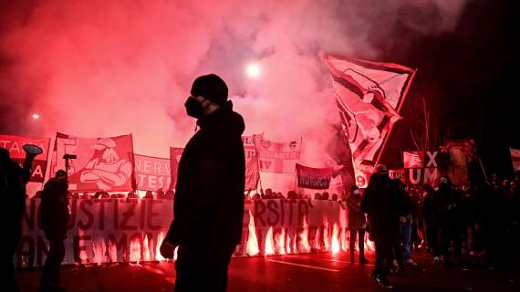 Derby, indagati 10 tifosi del Milan. Reati di lesioni e scavalcamento di settore