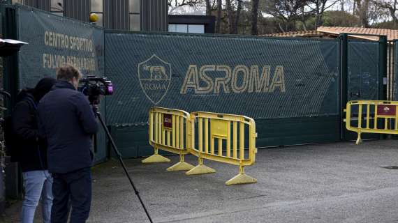 Roma, esplode la rabbia dei tifosi fuori da Trigoria: contestato il capitano Pellegrini