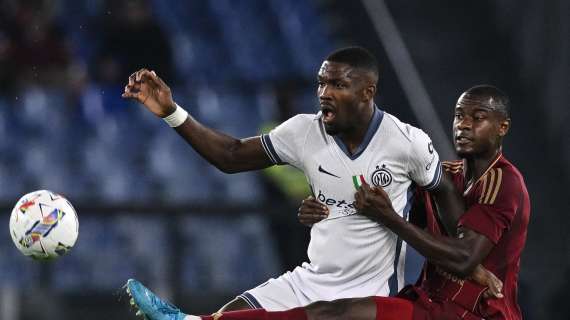 Roma-Inter, tra polemiche e infortuni: niente gol, è 0-0 al 45'