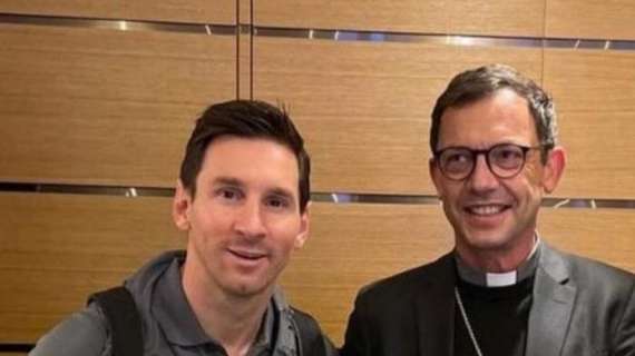 Papa Francesco dona a Messi una maglia di Athletica Vaticana autografata