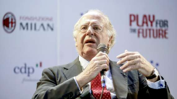 Milan contestato al primo giorno di ritiro: Furlani e Scaroni fischiati dai tifosi rossoneri