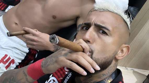 FOTO - Vidal scatenato dopo il trionfo in Libertadores: selfie col sigaro, poi abbraccia la coppa