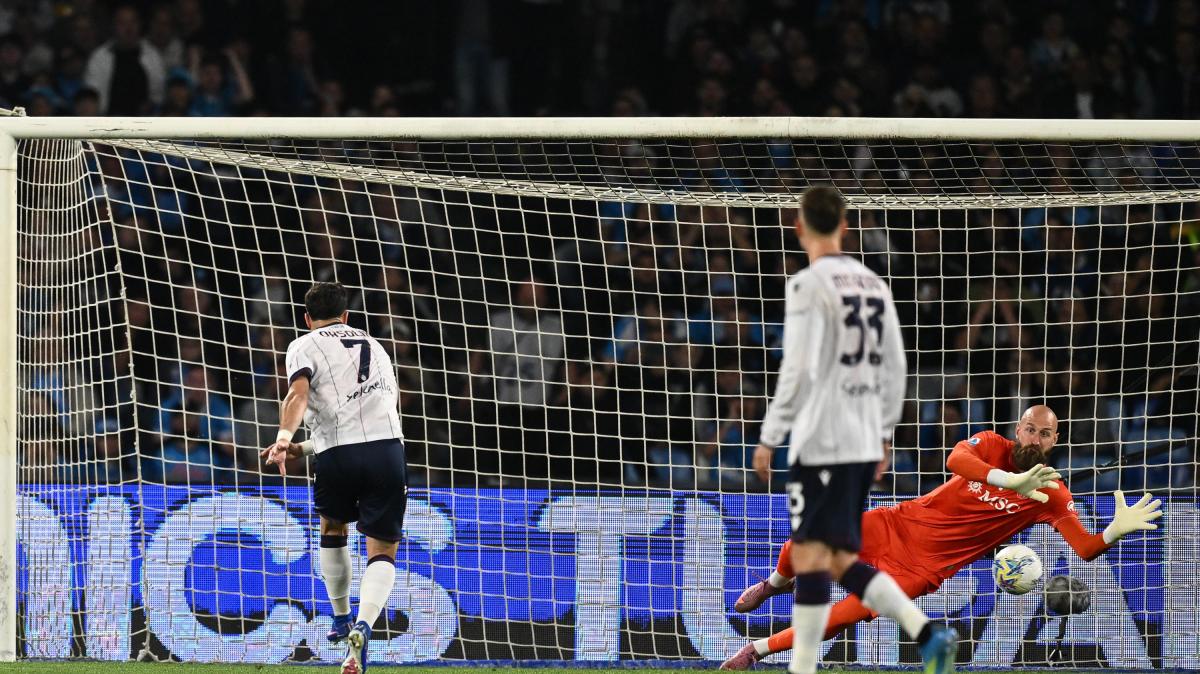 Napoli-Bologna 2-3, Rowe gela il Maradona nel recupero!