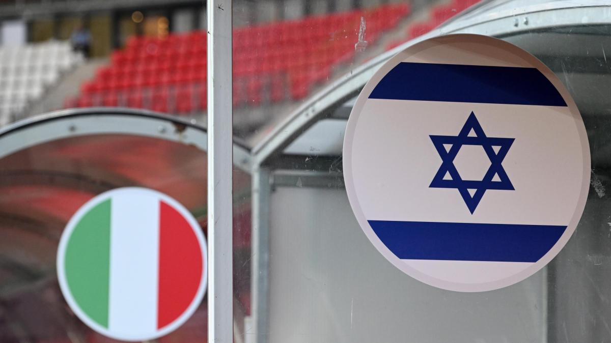 Italia-Israele:'Stadio Vuoto' ad azzurri,in campo con gesto pace