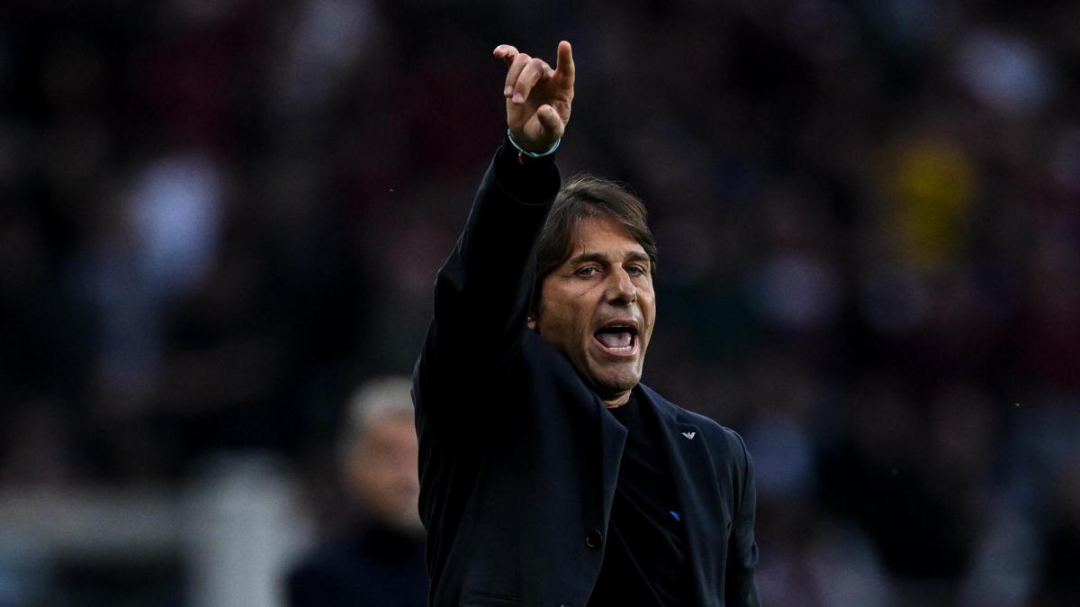 Napoli, Conte: "Con la Champions obbligati a inserire nuovi giocatori, per me sono stati troppi"