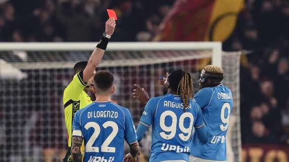 Il Napoli crolla ancora, la Roma passa 2-0. Espulsi Politano e Osimhen