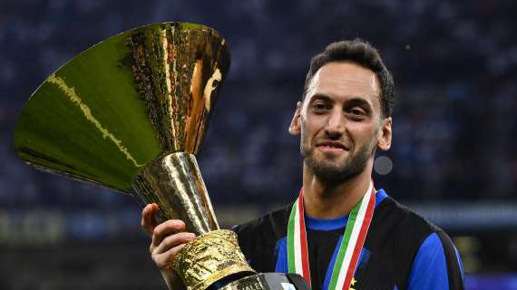 Calhanoglu è tornato a Milano: finite le vacanze post Europei. Domani atteso ad Appiano