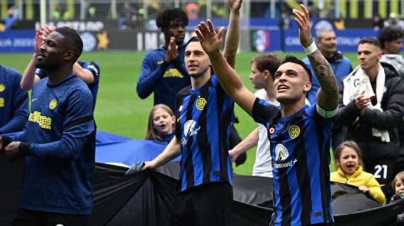 Inter, la festa è pronta a cominciare: i giocatori salgono sui due pullman scoperti