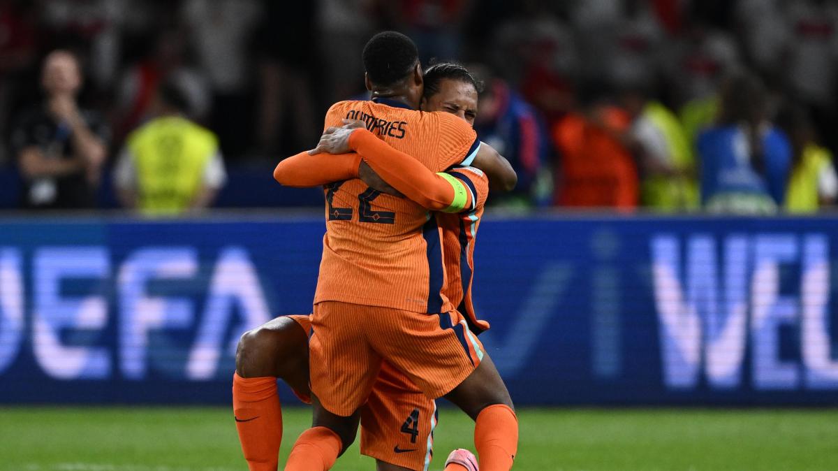 Olanda-Finlandia, le formazioni ufficiali: le scelte su Dumfries e De Vrij