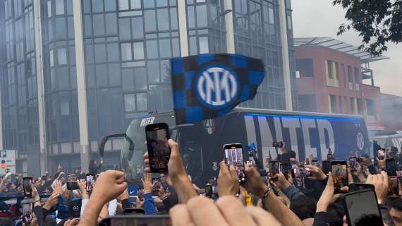 Che accoglienza per l'Inter! Ressa dei tifosi nerazzurri all'arrivo del pullman