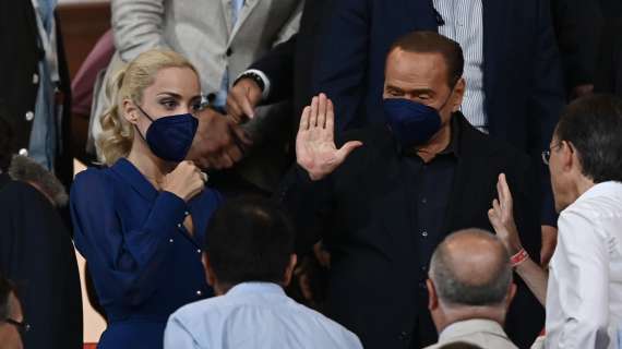 La compagna di Berlusconi esplode sui social: "Interista vaffan*ulo"