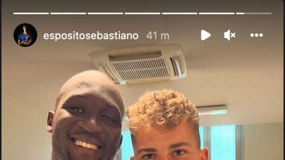 Sebastiano Esposito incontra Lukaku al CONI: la foto sui social 