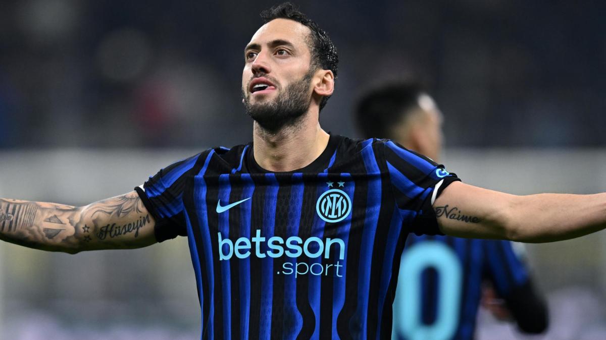 Calhanoglu fa esplodere San Siro: rigore vincente e 2-1 contro il Napoli. Espulso Conte