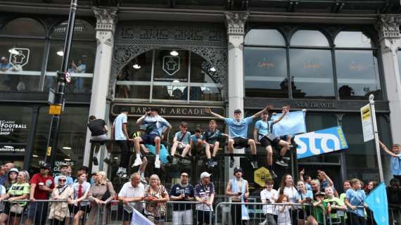 Manchester City in parata sotto la pioggia, tifosi in festa per il Treble