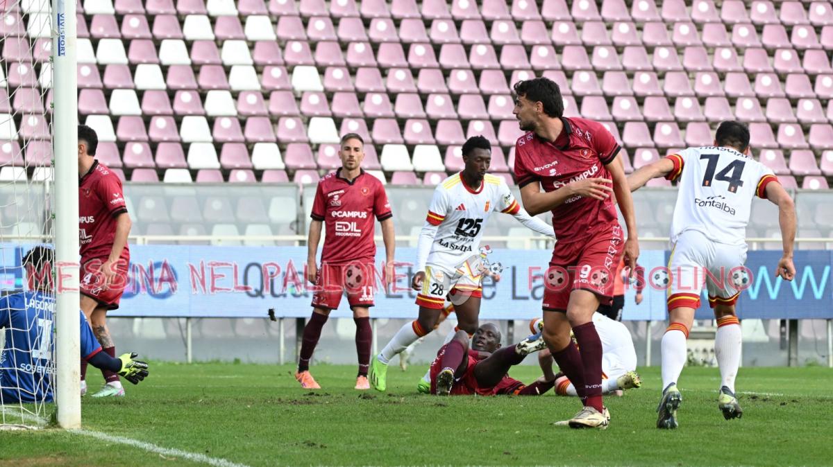 Il Messina lotta nella bolgia del "Granillo" e viene raggiunto solo all'88' (1-1)