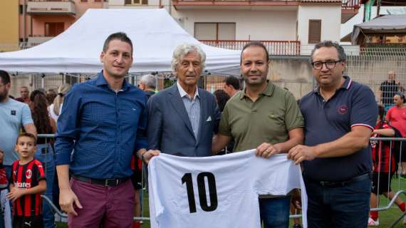 Gianni Rivera riceve l'abbraccio della Giovanile Rocca-Milan Academy