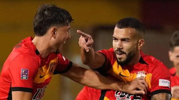 Il Benevento ne segna 4 al Foggia e va in testa. Crolla l’Avellino: è crisi