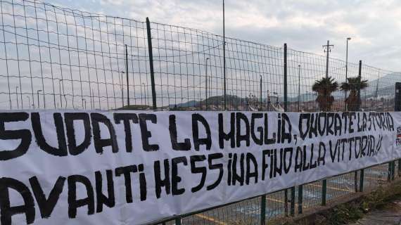 "La maglia, la storia, la vittoria!": striscione dei tifosi carica l'Acr Messina