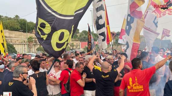 I tifosi spingono l'Acr Messina: cori, bandiere e fumogeni per la vittoria