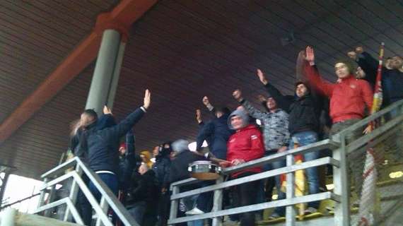 I tifosi del Messina caricano la squadra durante l'allenamento
