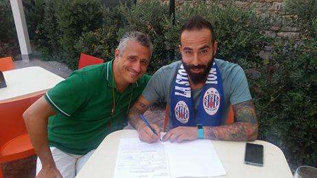 1^-Il portiere Ivano Musumeci firma con il Pettineo 