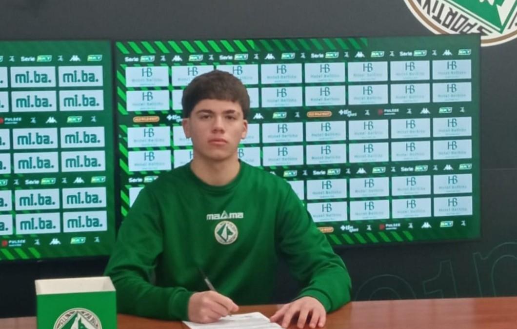 Il difensore barcellonese Salvatore Bellinvia firma con l'Avellino