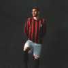 Theo Hernandez e la foto con la maglia per i 125 anni del Milan