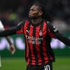 Un gol da centravanti e il sogno scudetto: Leao fa volare il Milan