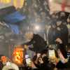 VIDEO - I tifosi dell'Inter bruciano la maglia di Ibrahimovic durante i festeggiamenti