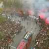 VIDEO MN - Cori, fumogeni e striscioni della Curva Sud all'arrivo del pullman del Milan visto dall'alto