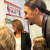 MN - Ibrahimovic in visita ai bambini dell'ospedale Buzzi di Milano: foto e autografi per Zlatan