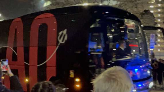 VIDEO MN - Arrivato a San Siro il pullman del Milan: alle 21:00 la sfida contro la Roma