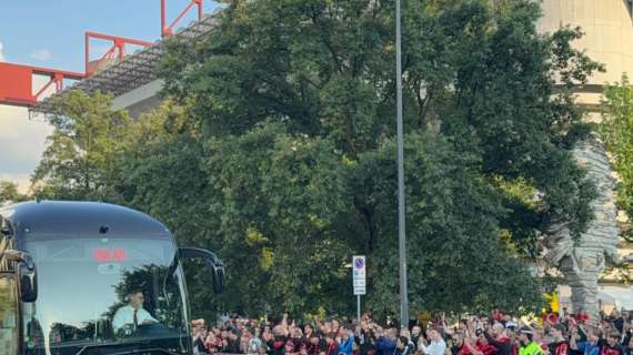 VIDEO MN - Arrivato a San Siro il pullman del Milan, alle 20.45 la gara col Bologna