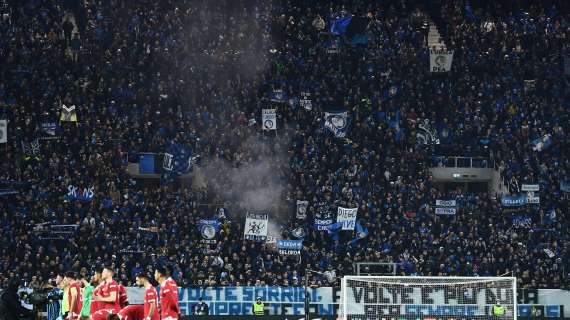 Atalanta-Man. Utd, un tifoso inglese si sente male ed esce in barella tra gli applausi del pubblico