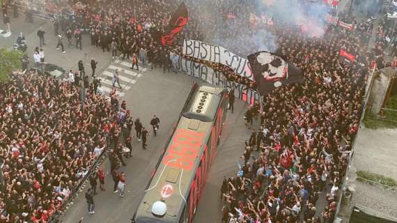 "Basta scuse, ultima chiamata": la Curva accoglie la squadra all'arrivo a San Siro