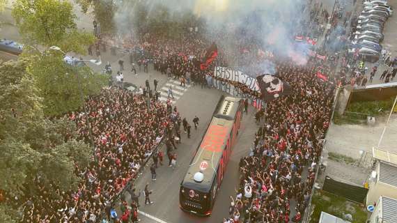 FOTO - Una grande folla accoglie l'arrivo del Milan tra fumogeni, cori e un monito