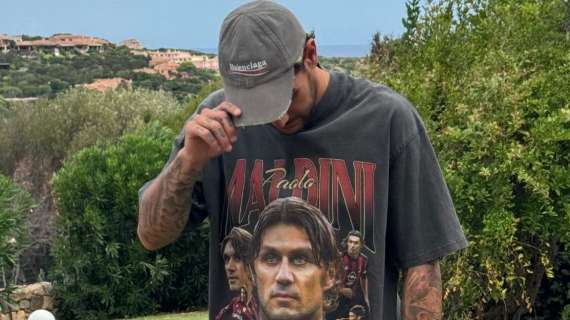Theo posta una foto con una maglia dedicata a Paolo Maldini